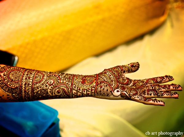 indian wedding tradition mehndi red