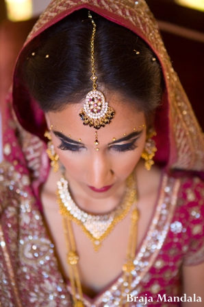 indian-wedding-bride-beauty-shot-gold-tikka