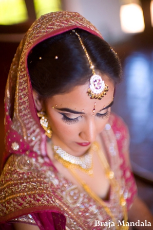 indian-wedding-bride-tikka-red-veil