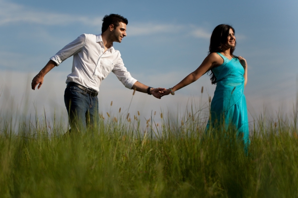 indian-wedding-portrait-outdoors-nature-holding-hands