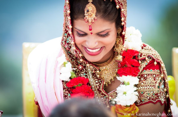 indian-wedding-bride-smiles-at-the-mandap