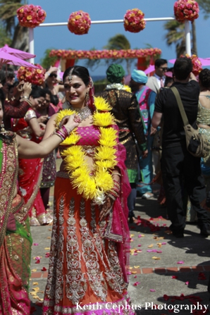 indian-wedding-bride-bright-yellow-jai-mala