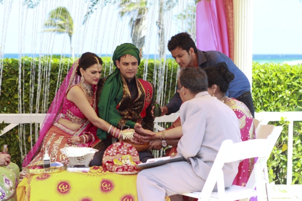 indian-wedding-ceremony-tropical-beach-ceremony