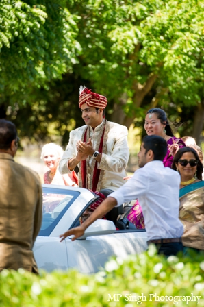 indian-wedding-baraat-tradtional-groom-street