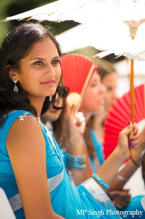 indian-wedding-guest-blue-sari-outdoor-ceremony