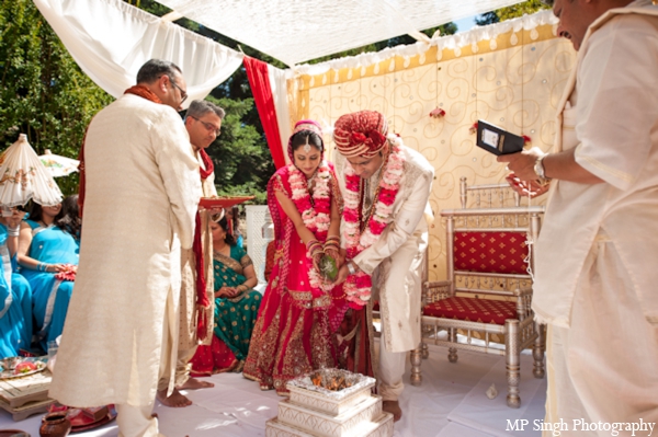 indian-wedding-tradtional-ceremony-bride-groom-outdoors-mandap