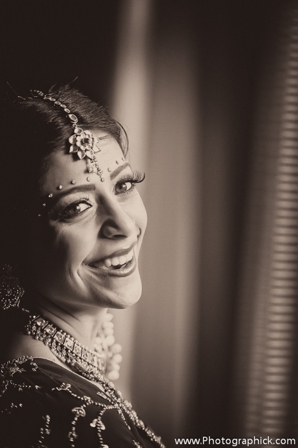 indian-wedding-bride-smiles-before-ceremony-black-white