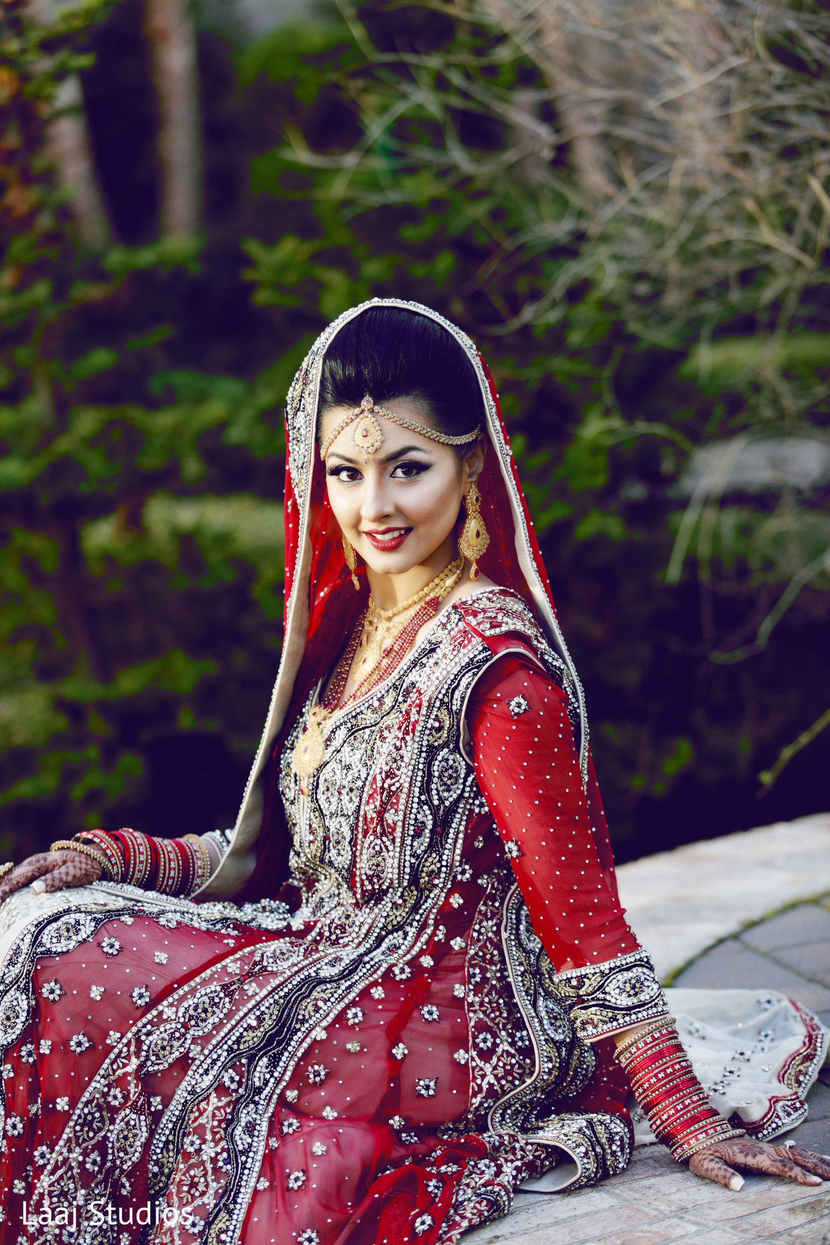 Sweet indian bride posing with her sister | Photo 169125