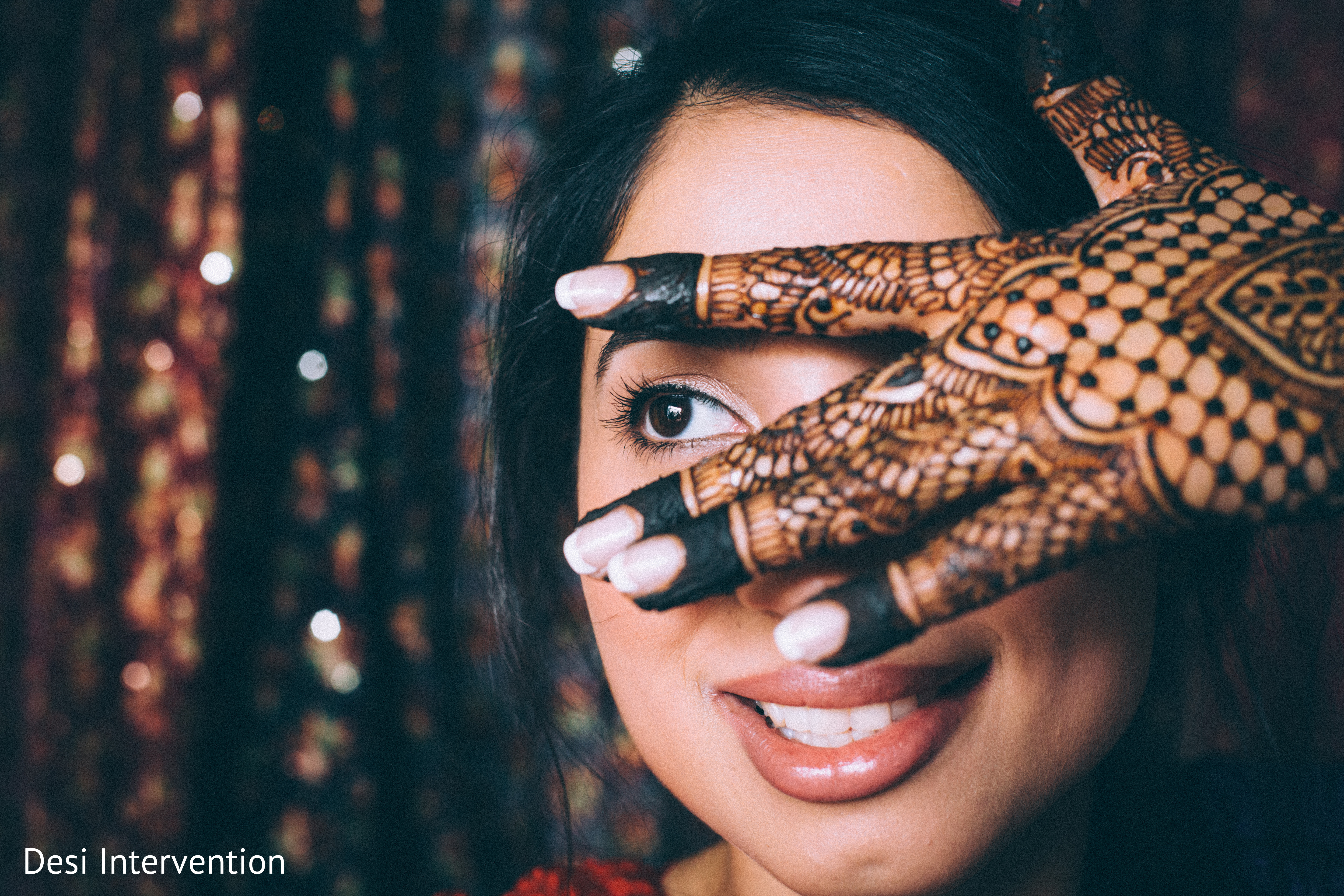 Mehndi Poses For Bride With Goggles | thegioidoduc.vn