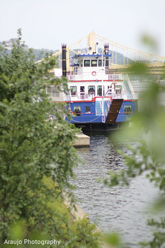 A Indian fusion wedding takes place in Pittsburgh, Pennsylvania.