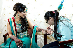 This Pakistani pair celebrate at their mehndi party!