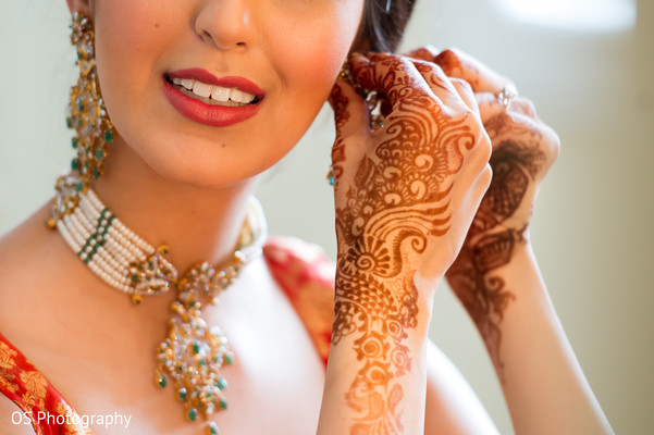 Best Indian Wedding Mehndi Ceremony Poses every Bride-to-be should Bookmark  - Fine Art  Productionhttps://static.wixstatic.com/media/cc1936_4e6682aab57e4571bc27939344e20b51~mv2.jpg/v1/fill/w_1000,h_667,al_c,q_85,usm_0.66_1.00_0.01  ...