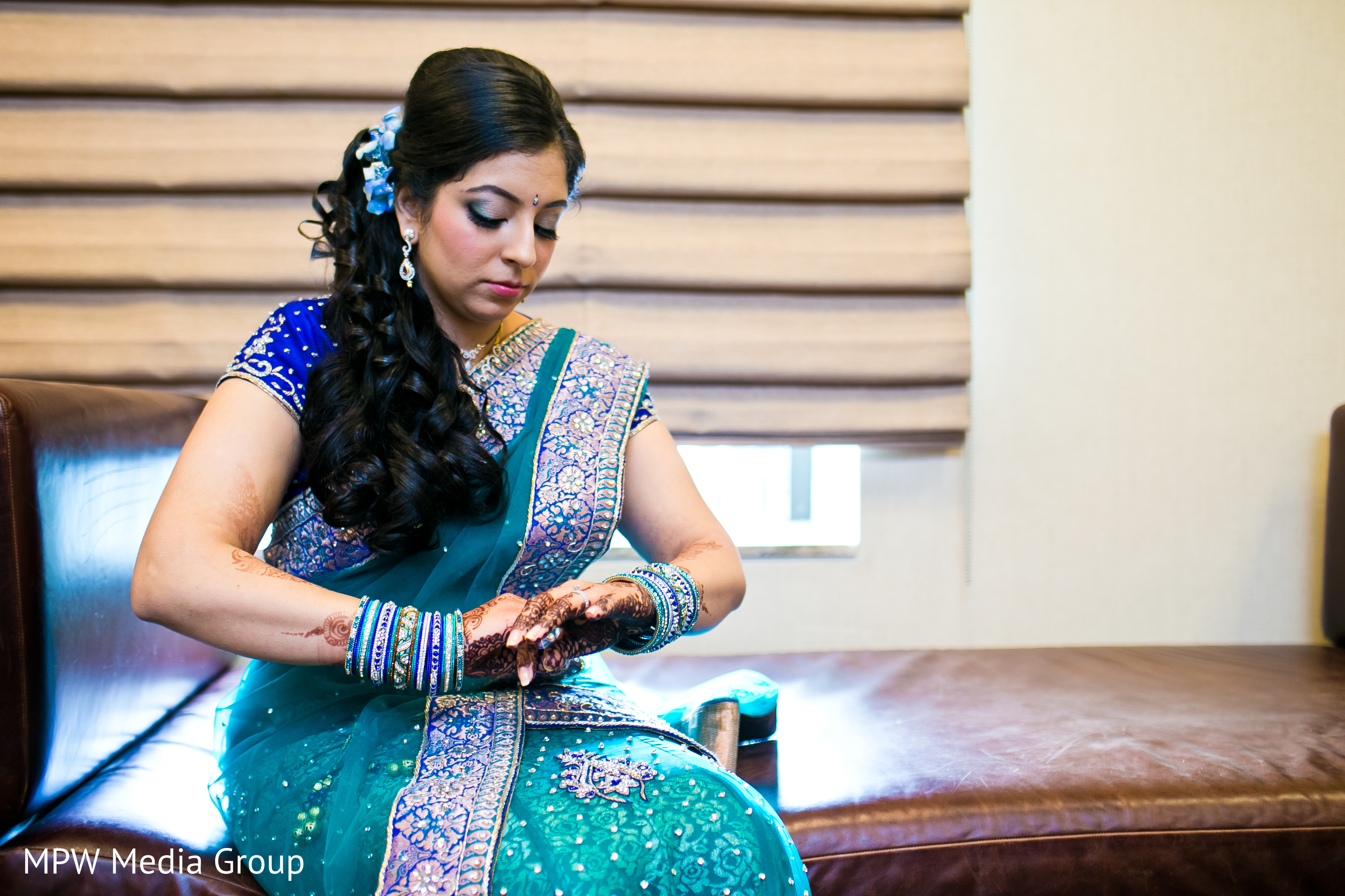 Hair style Goals 💃🏻👰💕 Engagement look | Saree hairstyles, Hair style on  saree, Traditional hairstyle