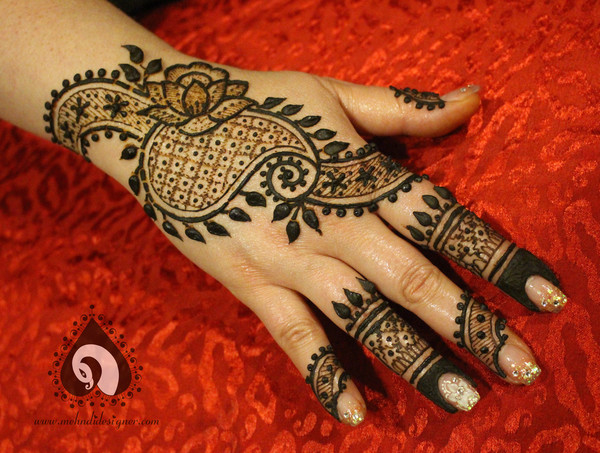 सिपंल मेहंदी डिजाइन बनी दुल्हनों की पसंद - simple mehndi designs-mobile