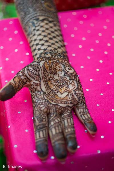 Mehndi hands