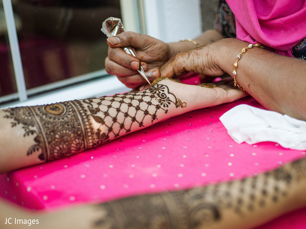 Mehndi hands