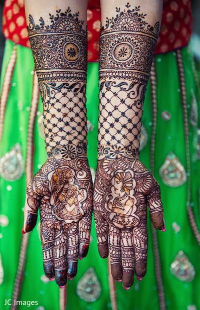 Mehndi hands