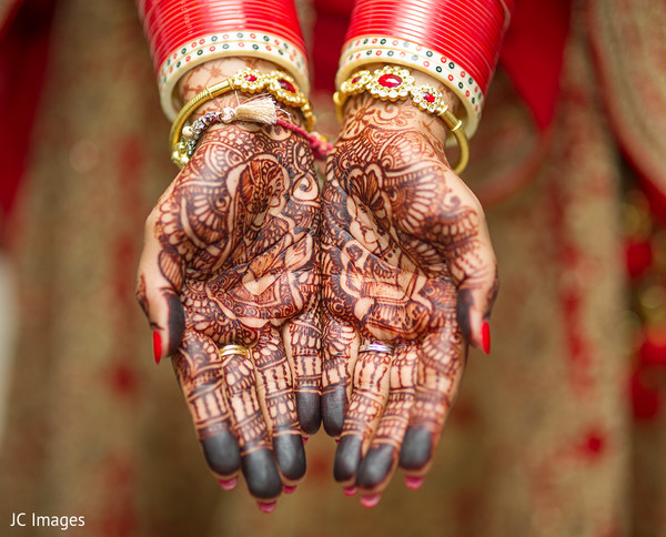 Mehndi hands