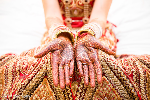 mehndi hands