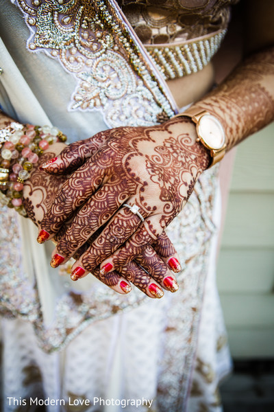 mehndi hands