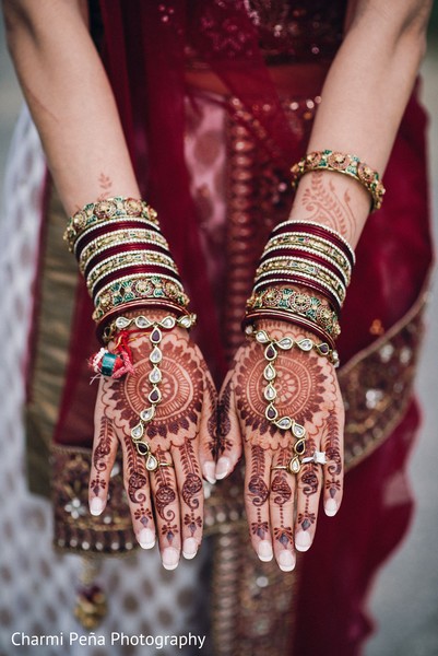 mehndi hands