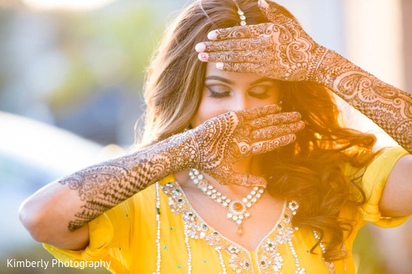 mehndi hands