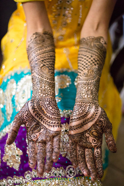 mehndi hands