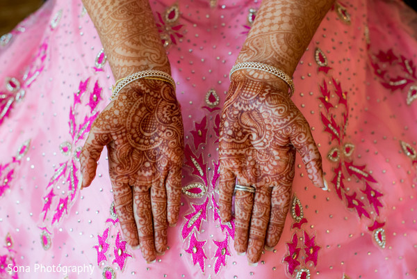 mehndi hands