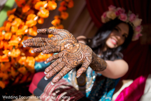 mehndi hands