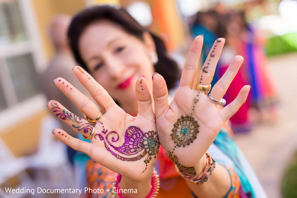 mehndi hands