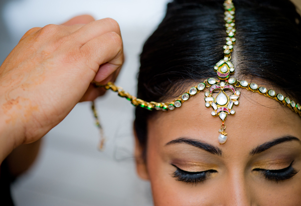 Как крепить индийское украшение на волосы