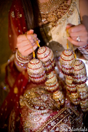 Indian bride with Indian bridal jewelry kalira.