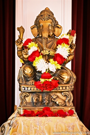 Ganesh statue decor idea at indian wedding ceremony.